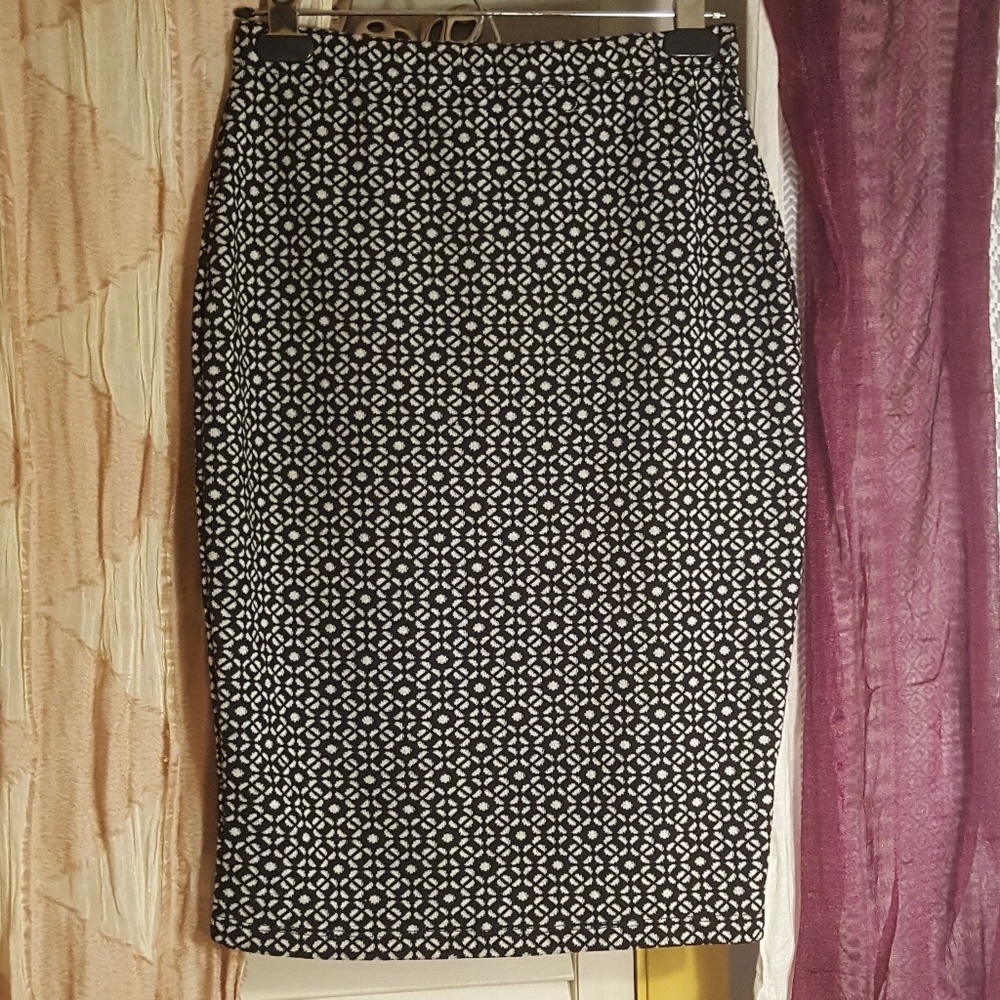 Black & white patterned knit pencil skirt